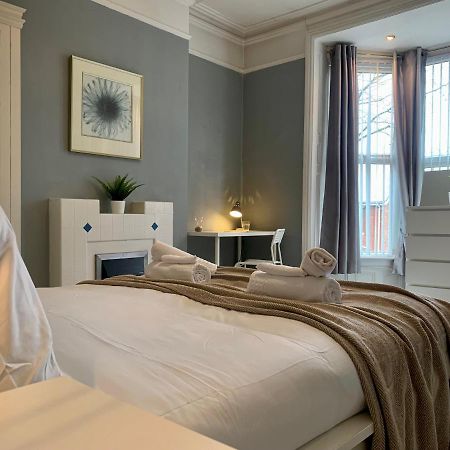 Somerford Place - 6 Beds - Sleeps 12 - Parks 2-3 Cars/Vans Willenhall Bagian luar foto