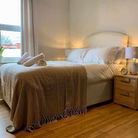 Somerford Place - 6 Beds - Sleeps 12 - Parks 2-3 Cars/Vans Willenhall Bagian luar foto