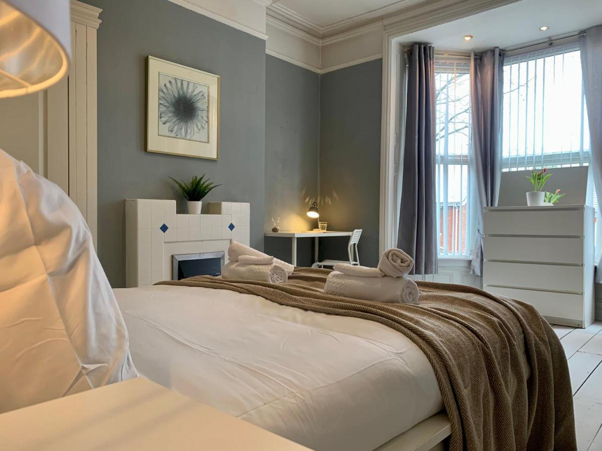 Somerford Place - 6 Beds - Sleeps 12 - Parks 2-3 Cars/Vans Willenhall Bagian luar foto