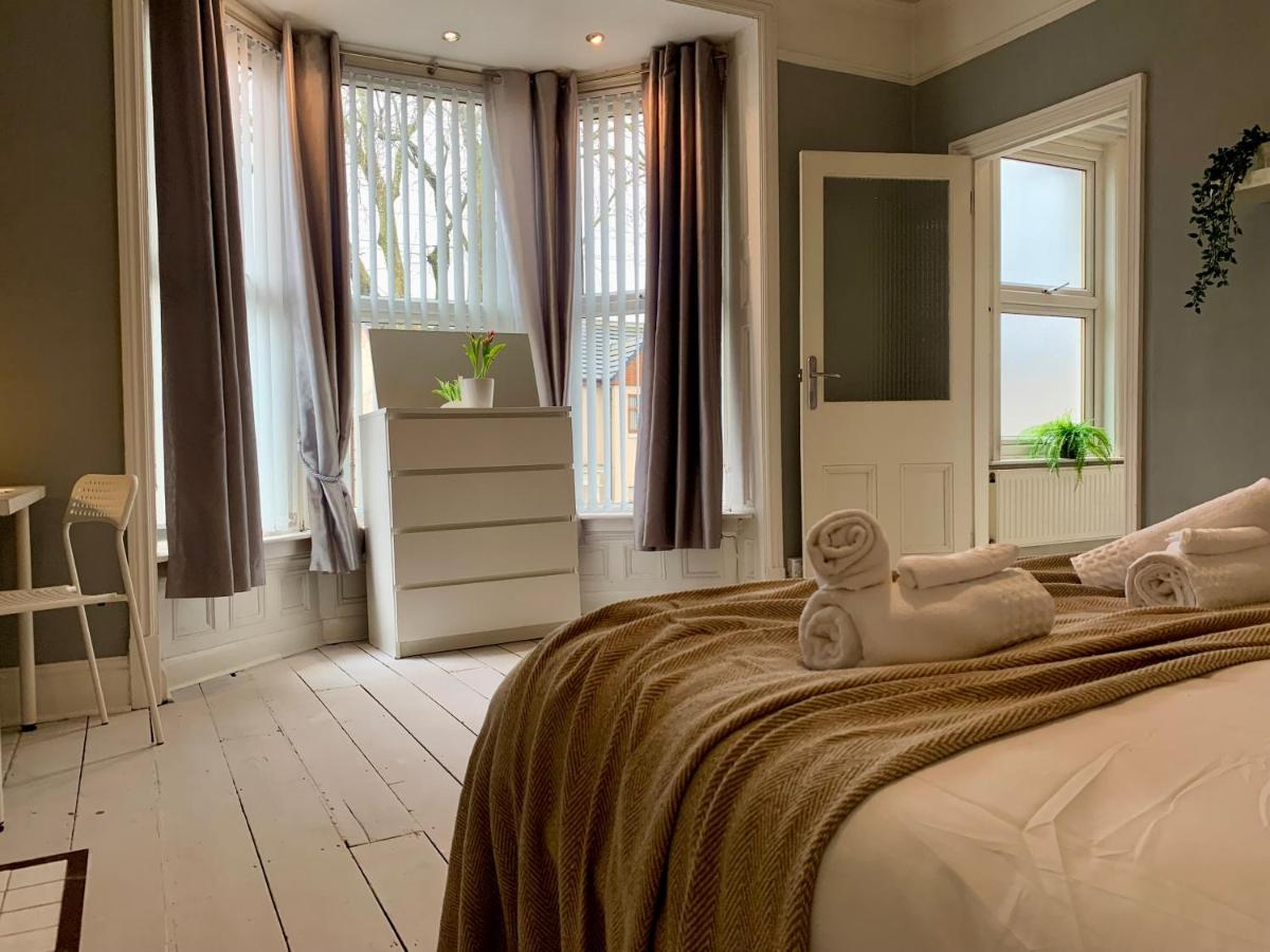 Somerford Place - 6 Beds - Sleeps 12 - Parks 2-3 Cars/Vans Willenhall Bagian luar foto