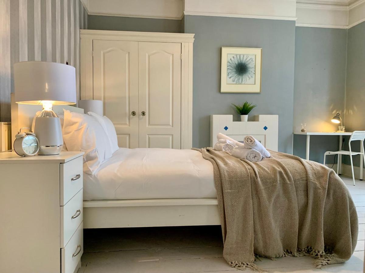 Somerford Place - 6 Beds - Sleeps 12 - Parks 2-3 Cars/Vans Willenhall Bagian luar foto