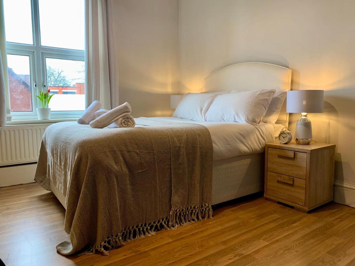 Somerford Place - 6 Beds - Sleeps 12 - Parks 2-3 Cars/Vans Willenhall Bagian luar foto