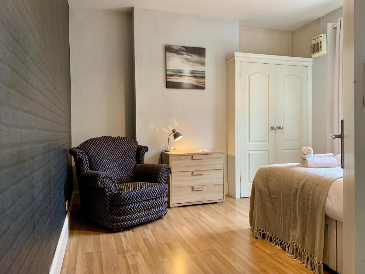 Somerford Place - 6 Beds - Sleeps 12 - Parks 2-3 Cars/Vans Willenhall Bagian luar foto