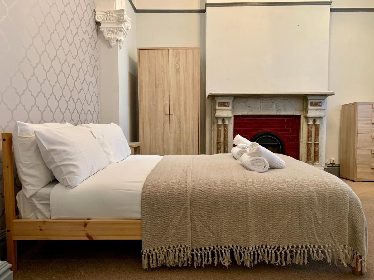 Somerford Place - 6 Beds - Sleeps 12 - Parks 2-3 Cars/Vans Willenhall Bagian luar foto