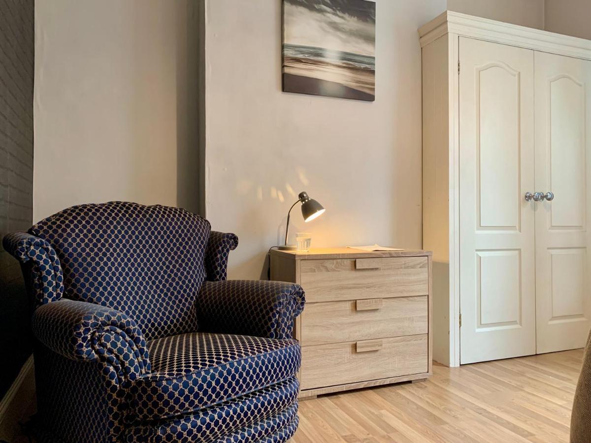 Somerford Place - 6 Beds - Sleeps 12 - Parks 2-3 Cars/Vans Willenhall Bagian luar foto