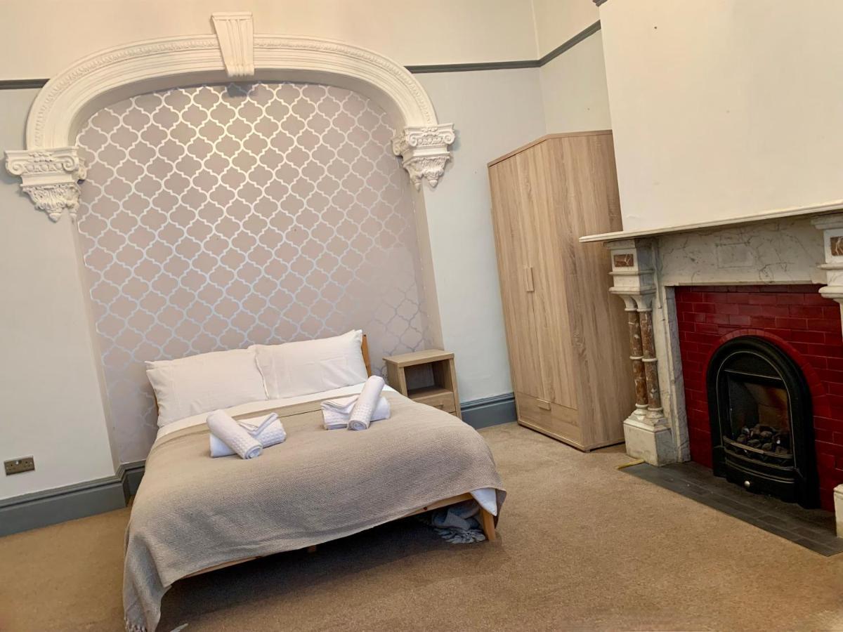 Somerford Place - 6 Beds - Sleeps 12 - Parks 2-3 Cars/Vans Willenhall Bagian luar foto