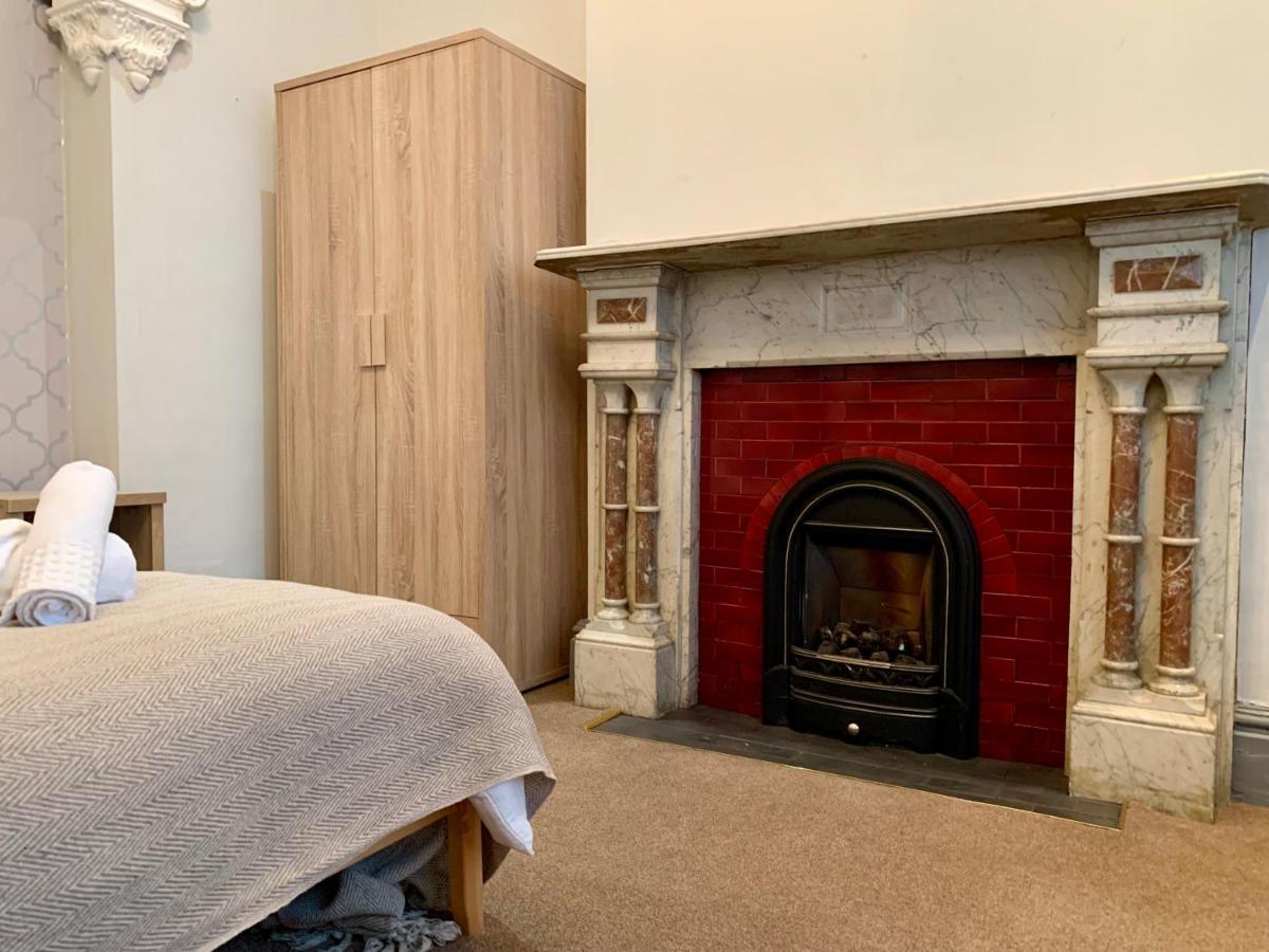 Somerford Place - 6 Beds - Sleeps 12 - Parks 2-3 Cars/Vans Willenhall Bagian luar foto