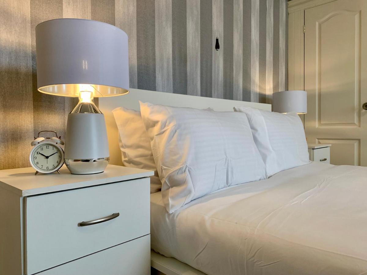 Somerford Place - 6 Beds - Sleeps 12 - Parks 2-3 Cars/Vans Willenhall Bagian luar foto