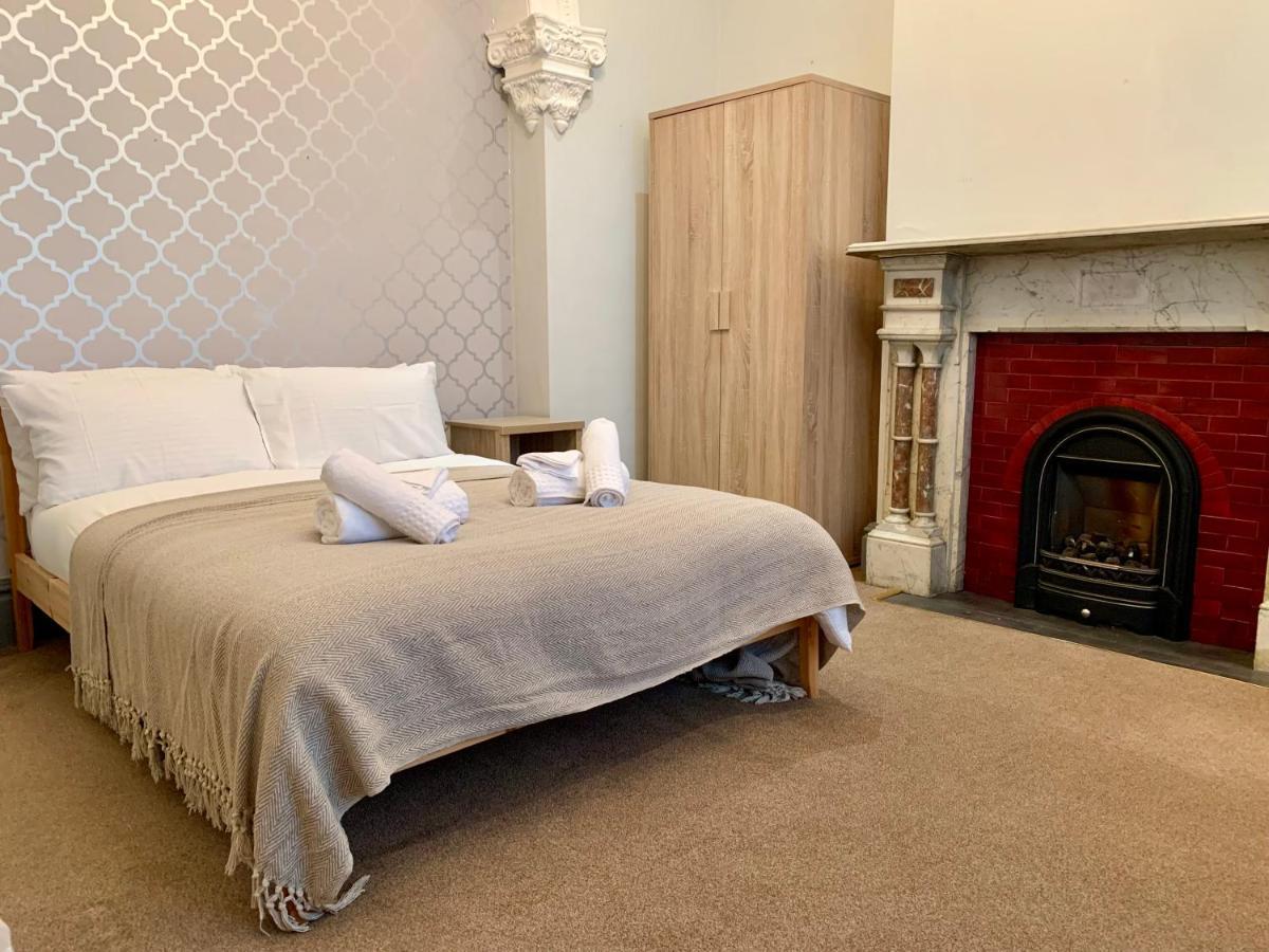 Somerford Place - 6 Beds - Sleeps 12 - Parks 2-3 Cars/Vans Willenhall Bagian luar foto