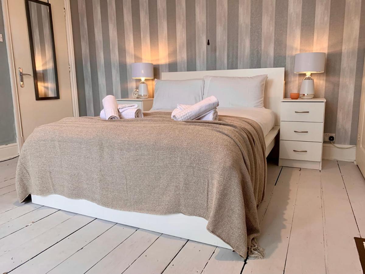 Somerford Place - 6 Beds - Sleeps 12 - Parks 2-3 Cars/Vans Willenhall Bagian luar foto
