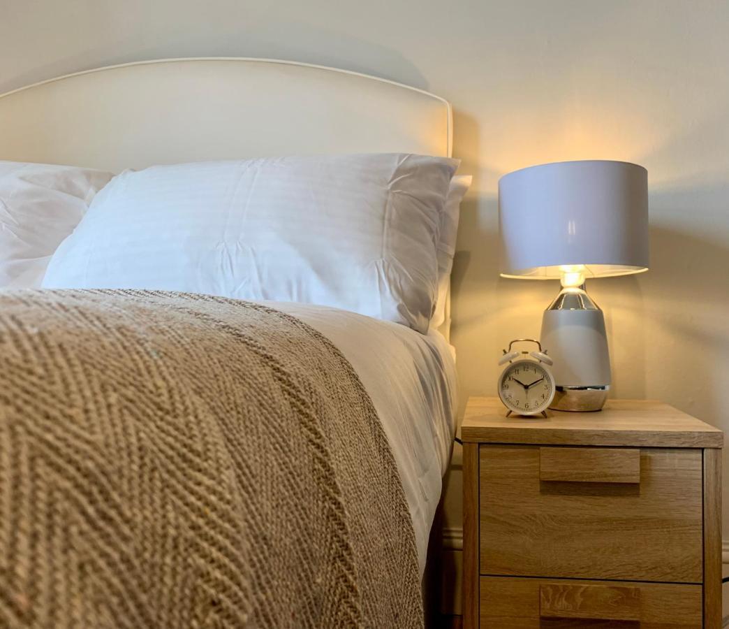 Somerford Place - 6 Beds - Sleeps 12 - Parks 2-3 Cars/Vans Willenhall Bagian luar foto