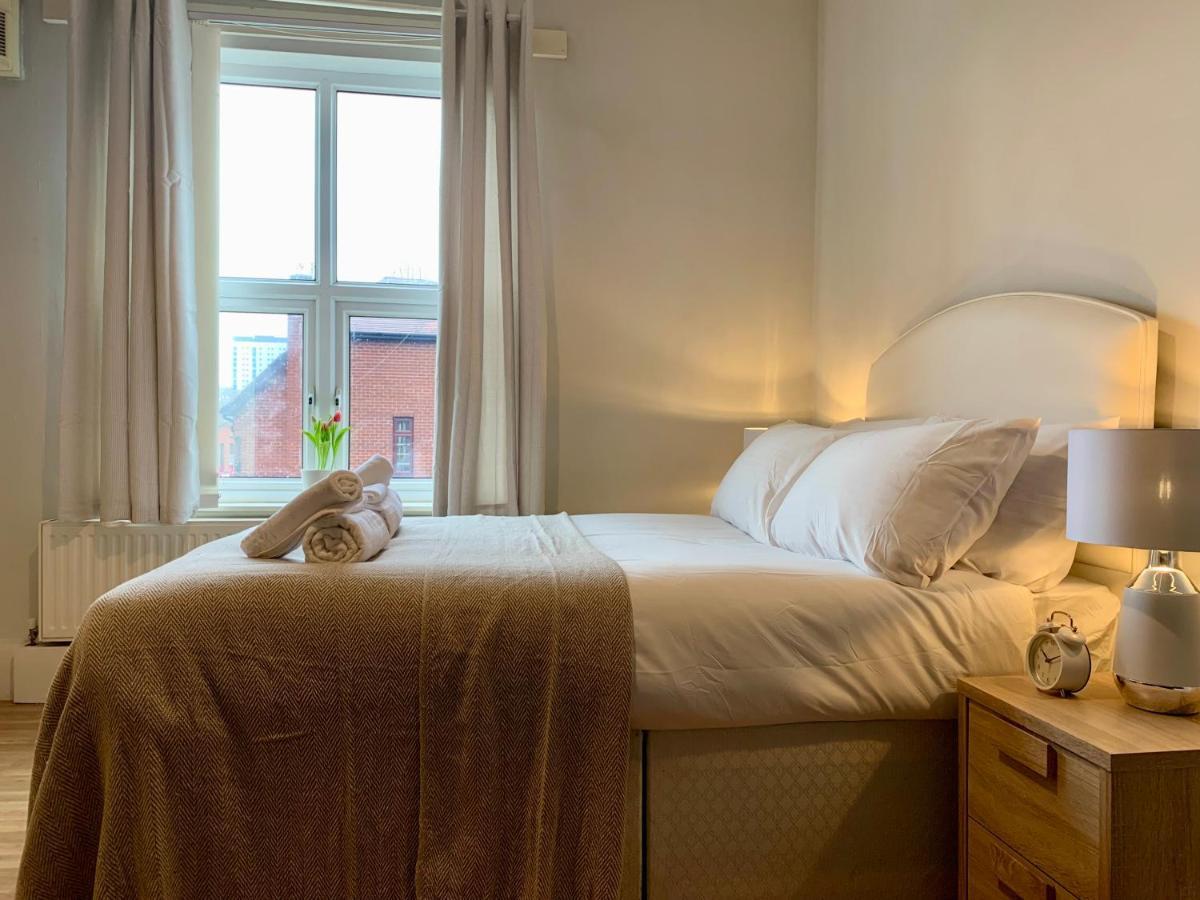 Somerford Place - 6 Beds - Sleeps 12 - Parks 2-3 Cars/Vans Willenhall Bagian luar foto
