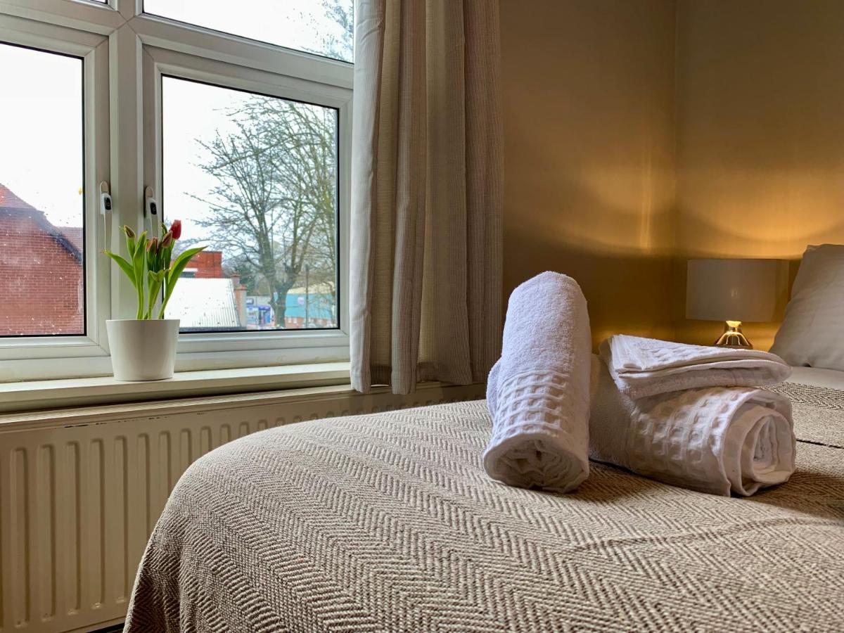 Somerford Place - 6 Beds - Sleeps 12 - Parks 2-3 Cars/Vans Willenhall Bagian luar foto