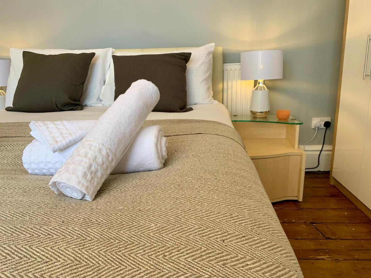 Somerford Place - 6 Beds - Sleeps 12 - Parks 2-3 Cars/Vans Willenhall Bagian luar foto
