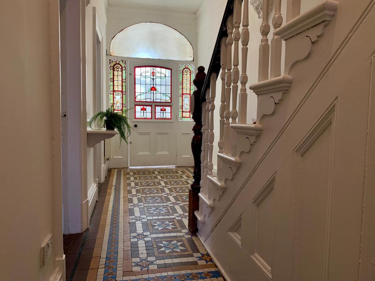Somerford Place - 6 Beds - Sleeps 12 - Parks 2-3 Cars/Vans Willenhall Bagian luar foto