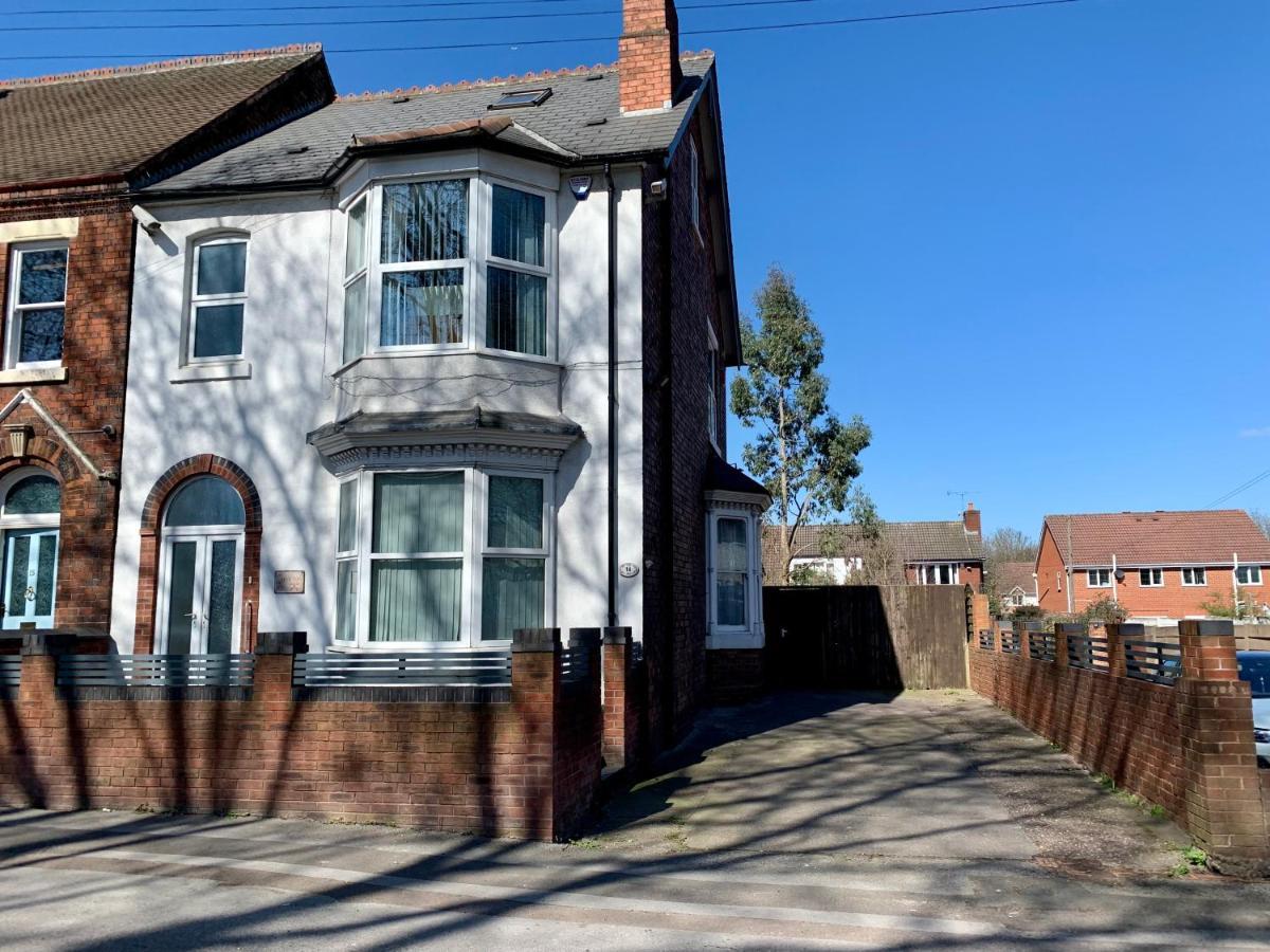 Somerford Place - 6 Beds - Sleeps 12 - Parks 2-3 Cars/Vans Willenhall Bagian luar foto